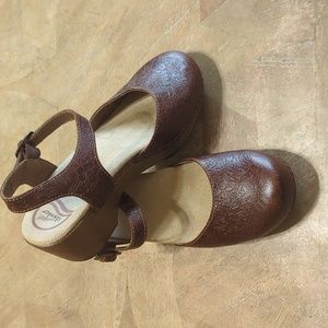 Dansko Sam Brown Tooled Leather Mary Jane Closed Toe Clog EUC sz. 37